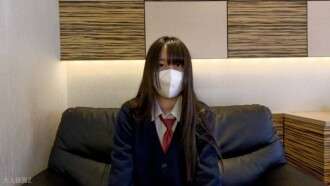 FC2-PPV-4633963 叶月（18）是一个身材高大、苗条的女孩，胸部很小。我让她站立时弯下腰，在她体内放一个吸吮装置，然后把它留在那里。我还穿透了她的肛门深喉然后进入了她的体内。