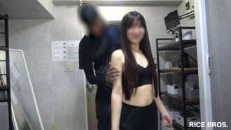 FC2-PPV-4684316 [Hermosa oficinista de 25 años que trabajaba para una empresa famosa] La recogieron en el gimnasio y se enamoró de su primera polla negra, y le pusieron crema, lo que definitivamente resultó en un embarazo.